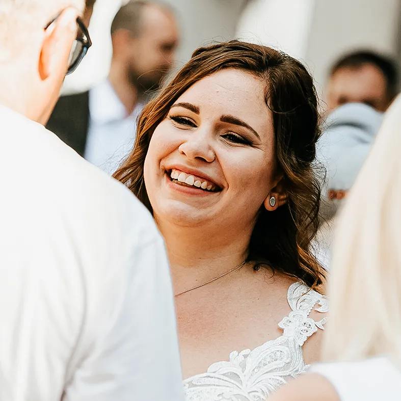 Lachende Braut bei den Gratulationen