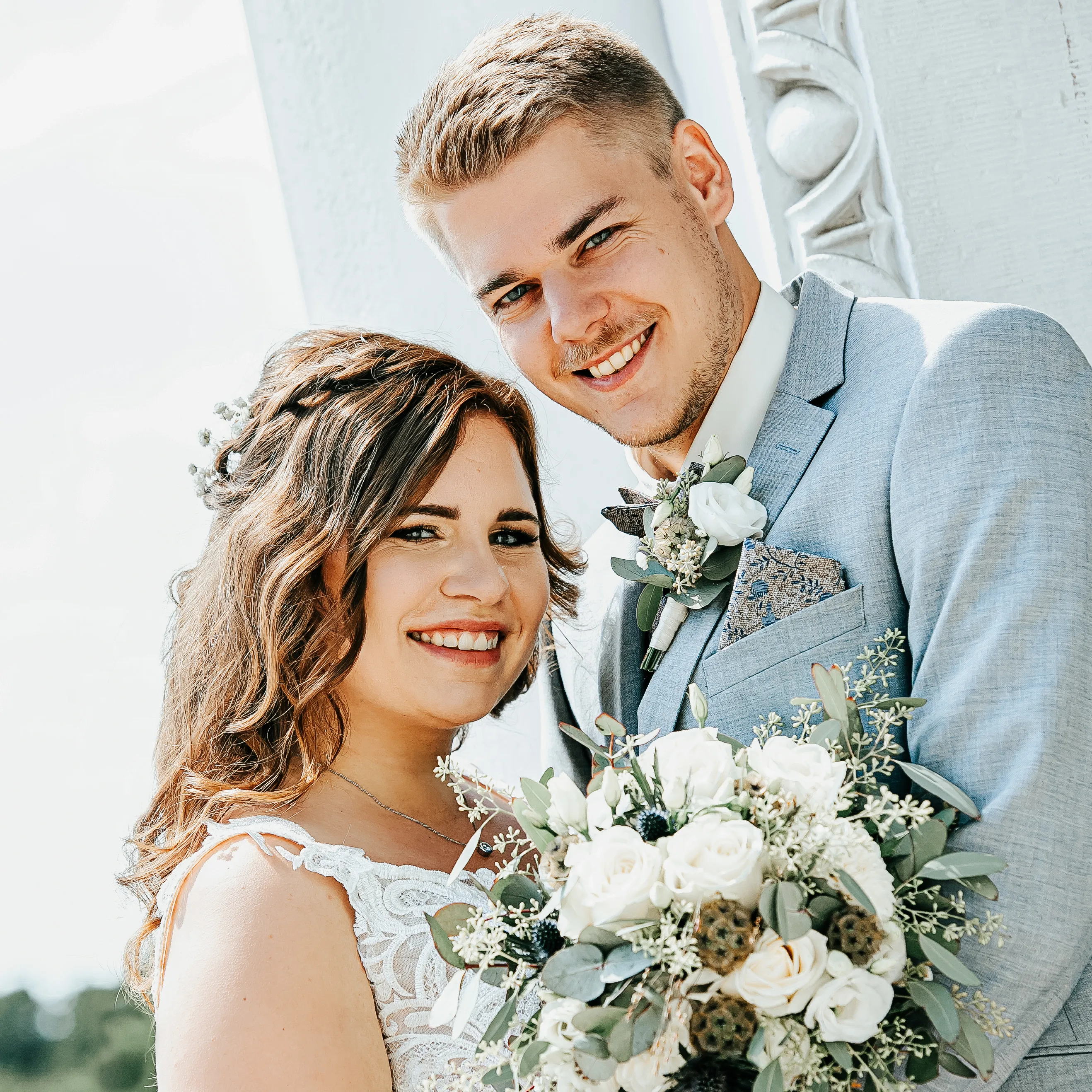 Nahaufnahme eines lächelnden Brautpaares