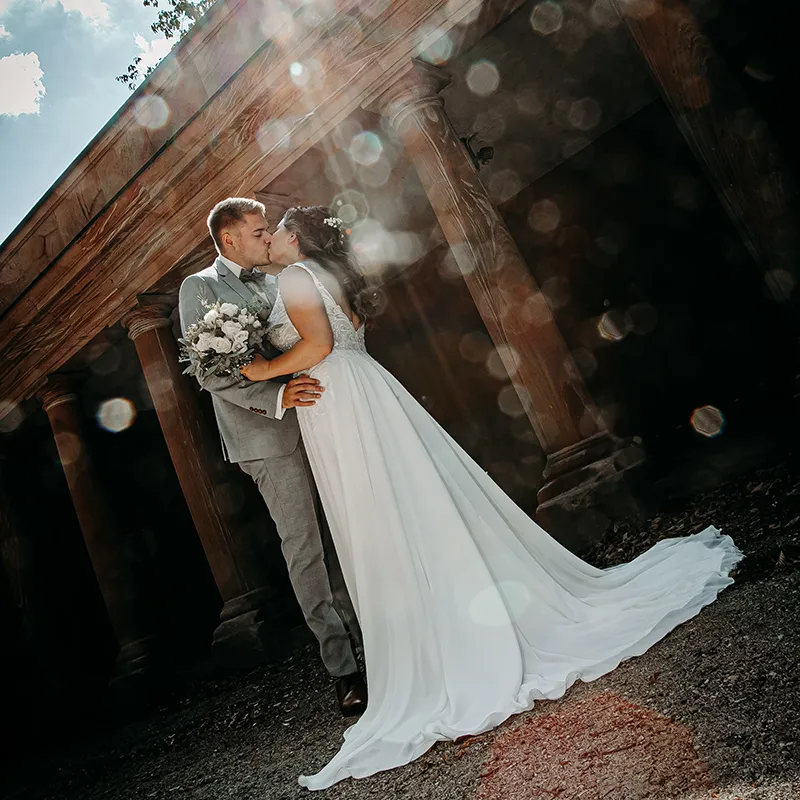 Brautpaar im Sonnenschein mit Bokeh Effekt