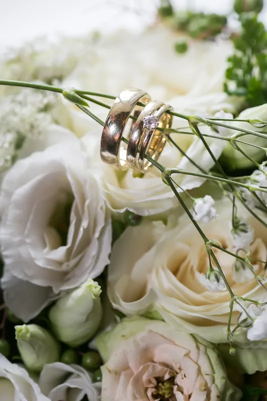 Trauringe auf Brautstrauss