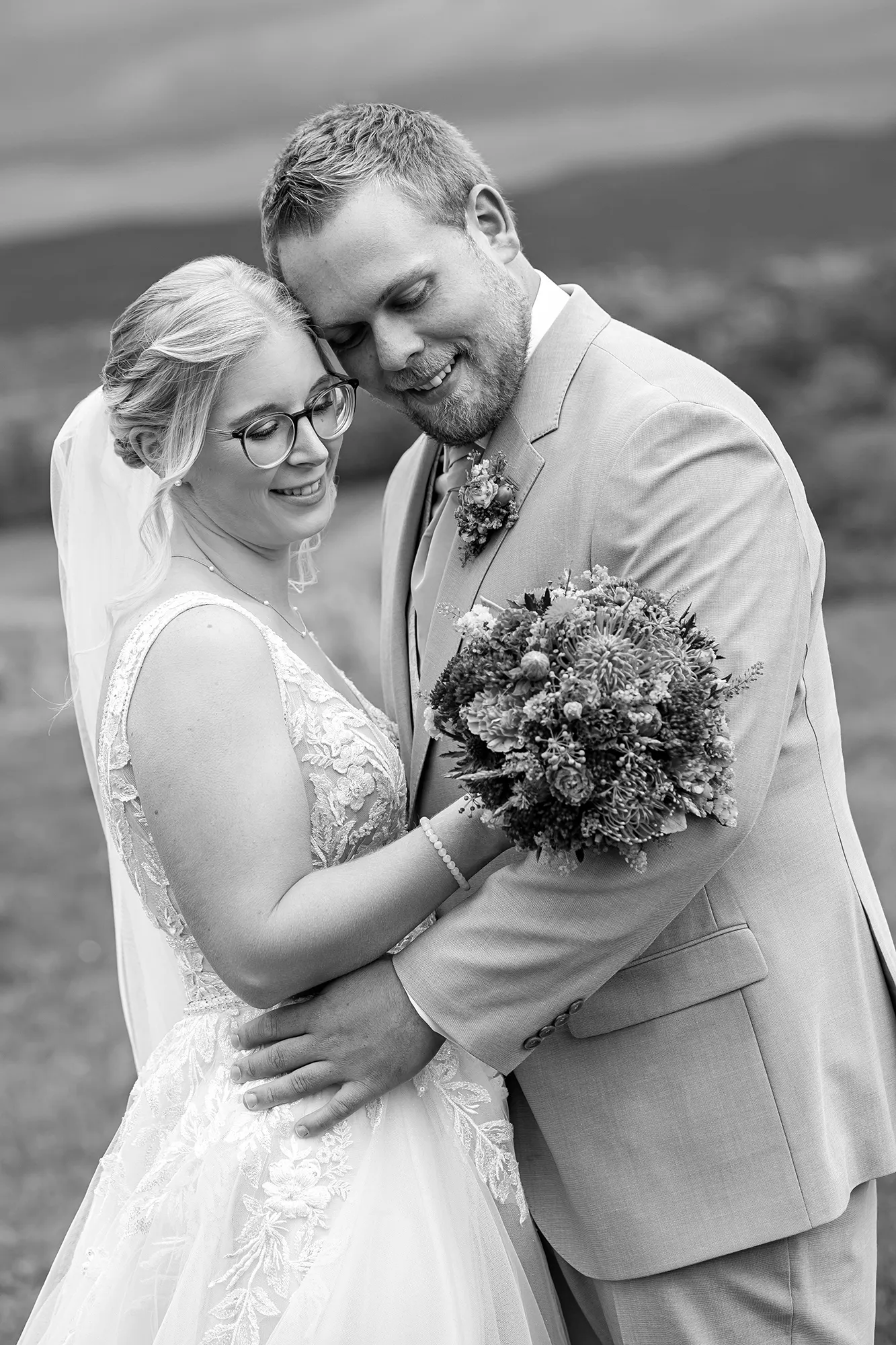 Brautpaar auf den Brautstrauß schauend