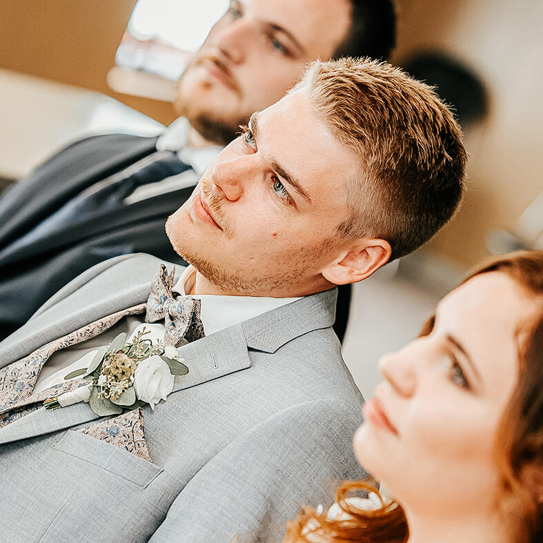 Close-Up Aufnahme eines Bräutigams bei der Trauung